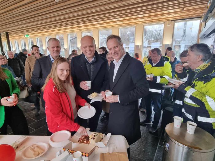 GOD STEMNING: Nyheten ble feiret med kake til de fremmøtte. Foto: Jan Ove Halsøy