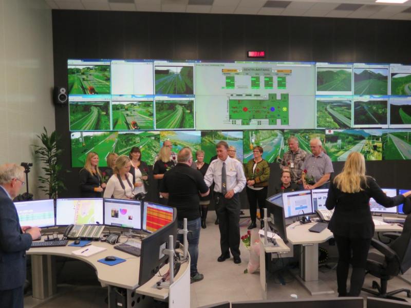 De ansatte ved Veitrafikksentralen i Mosjøen foran videoveggen under den offesielle åpningen.