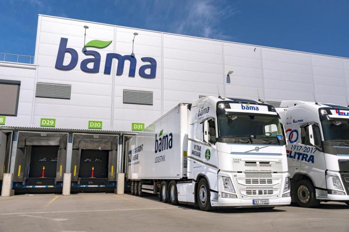 Nylig fikk BAMA Logistikk levert 20 nye Volvo FH 500-biler. Samtlige biler hos BAMA Logistikk har vært Euro VI-biler siden 2016. I 2019 satte BAMA Logistikk i drift to biler som går på fornybar energi. Én på flytende biogass, og én på etanol. Foto: Jamieson Pothecary
