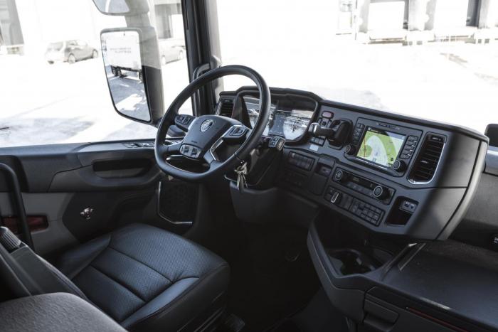 KOMFORT: Det mangler ikke på edle materialer og komfort i Scania R520. Betjeningen er fjærlett – ergonomien er perfekt. (Foto: Thomas Larsen)