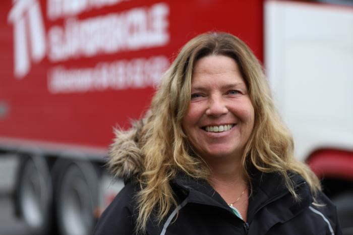 Marianne Merli stortrives som yrkessjåførlærer. Nå ønsker Høyre å legge til rette for at flere kan ta samme yrkesvel som henne. Foto: André Kjernsli