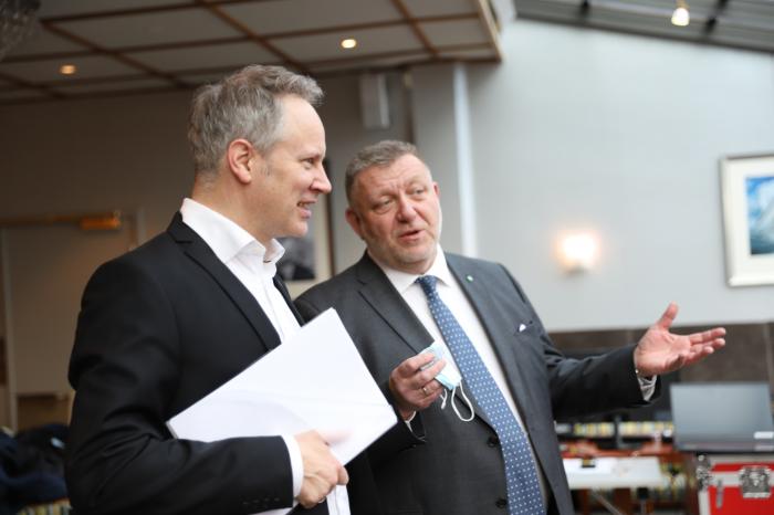 Samferdselsministeren i samtale med Geir A. Mo før konferansen. Foto: André kjernsli