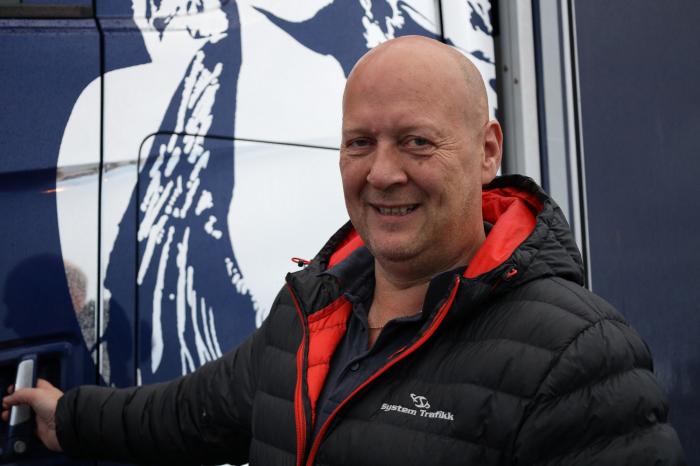 LANG FARTSTID: Jørund Vevle har kjørt lastebil siden 1990. I 2002 etablerte han System Trafikk og er daglig leder og eier av bedriften med 65 ansatte. Foto: Elisabeth Nodland