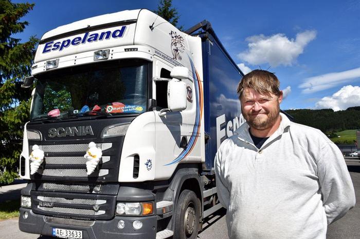 Morten har vurdert å skaffe seg sin egen lastebil, men trives fortsatt godt som sjåfør for Espeland Transport. Foto: Stein Inge Stølen
