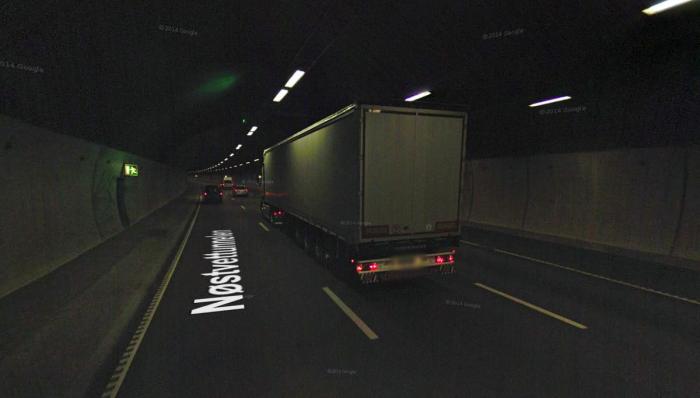 Nå kan lastebilene nok en gang bruke krabbefeltet på veg opp tunnelen. Foto: Google Maps