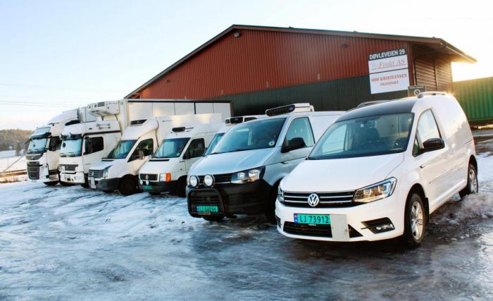 Bilparken i TT Frakt AS domineres av små og mellomstore varebiler, som brukes til spesialoppdrag over hele Sør-Norge. Foto: TT Frakt AS