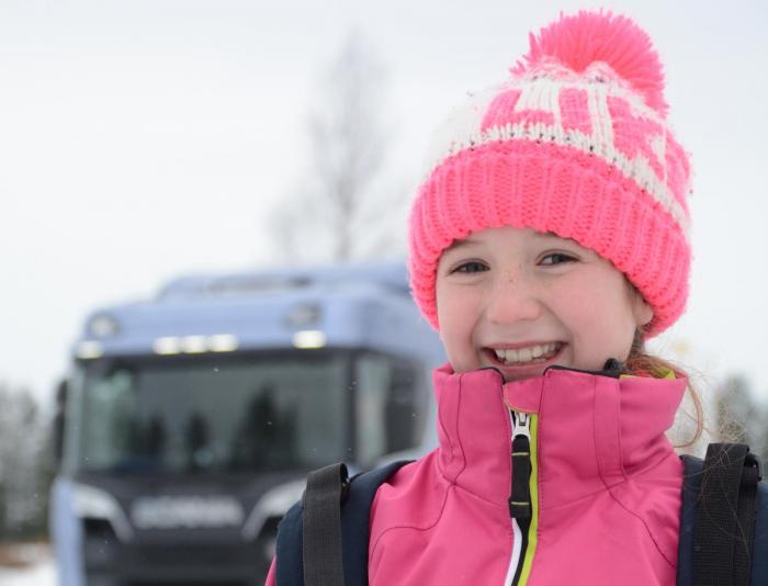 HOVEDROLLE: Jenny Larsen fra Brøttum er ti år gammel. Hun har hovedrollen i NLFs nye film som får en sentral plass i trafikksikkerhetspakken Venner på veien. (Foto : Jan Harry Svendsen)