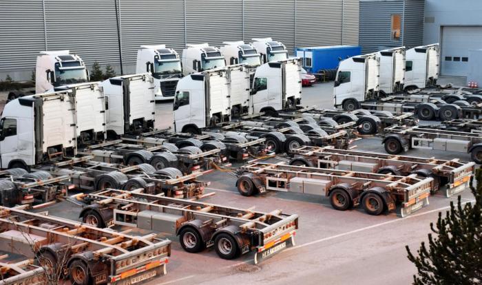 Mange av disse lastebilene er nå fjernet av politiet fra Vlantana Norges base på Gardermoen. Foto: Stein Inge Stølen
