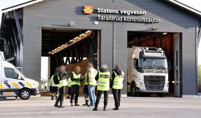 Her kontrolleres en sjåfør og lastebil fra Vlantana under en tverretatlig storbilkontroll på Taraldrud tidligere i år. Foto: Stein Inge Stølen
