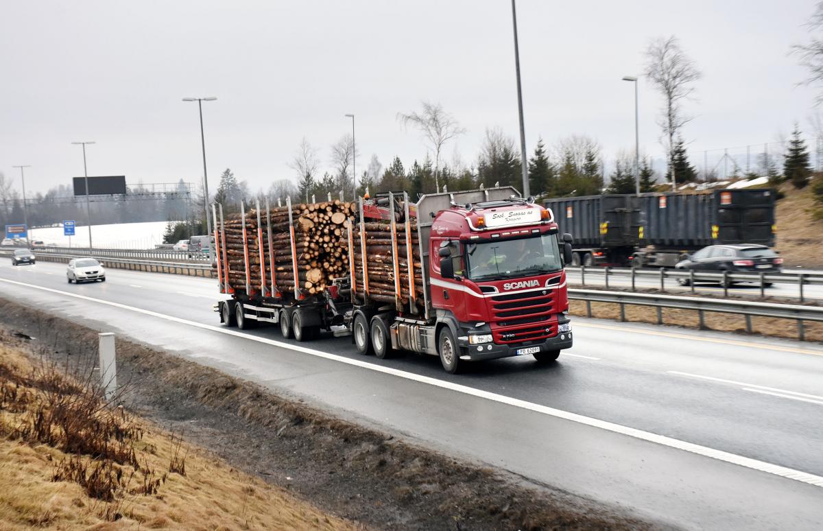 Fôrkrisen: Nå gis tømmerbiler tillatelse til å frakte halmballer