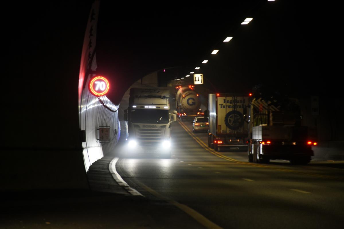 Oslofjordtunnelen stengt etter brann i lastebil