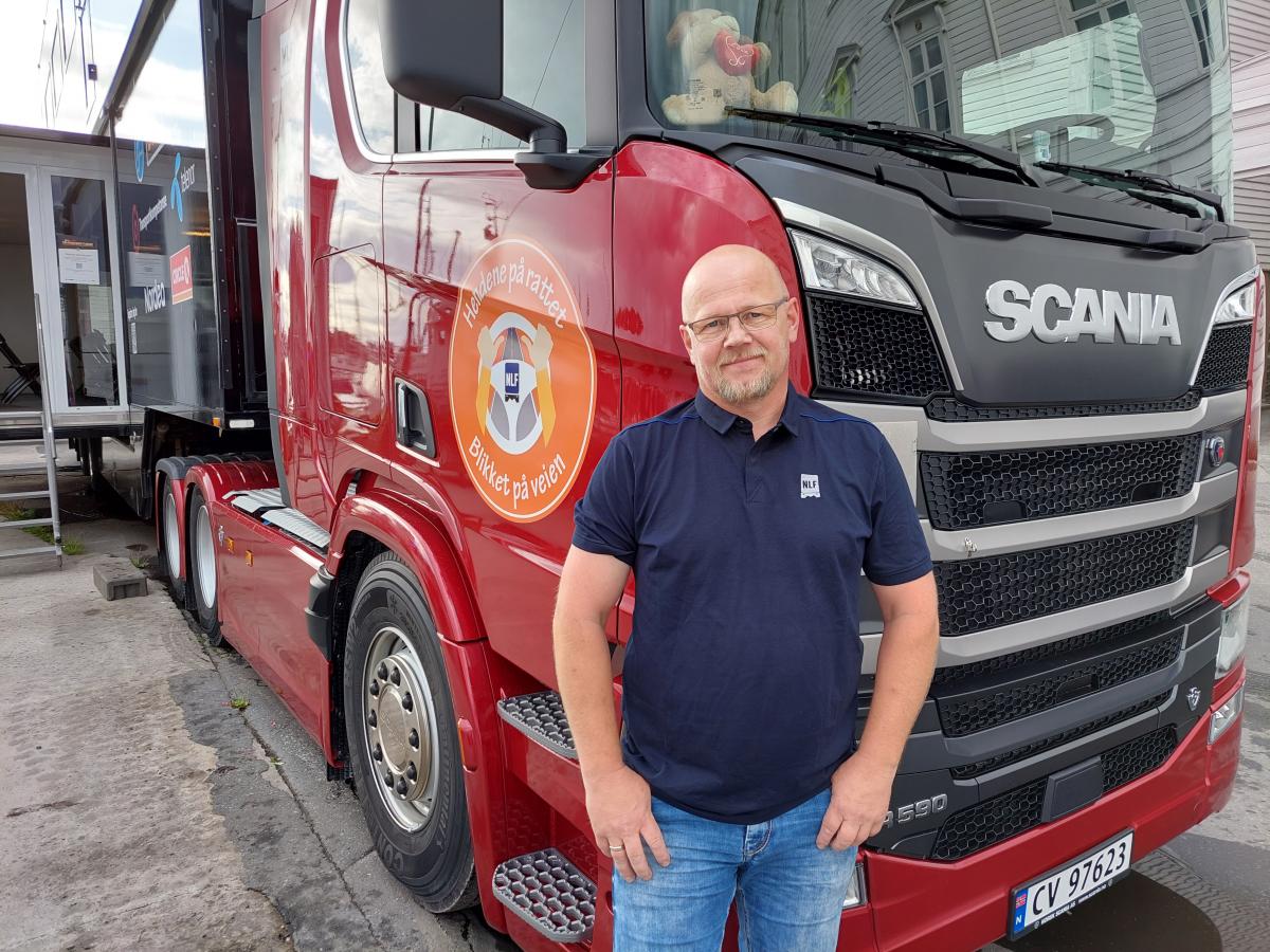 Roy Johansen kjører NLF-traileren på årets transportturné