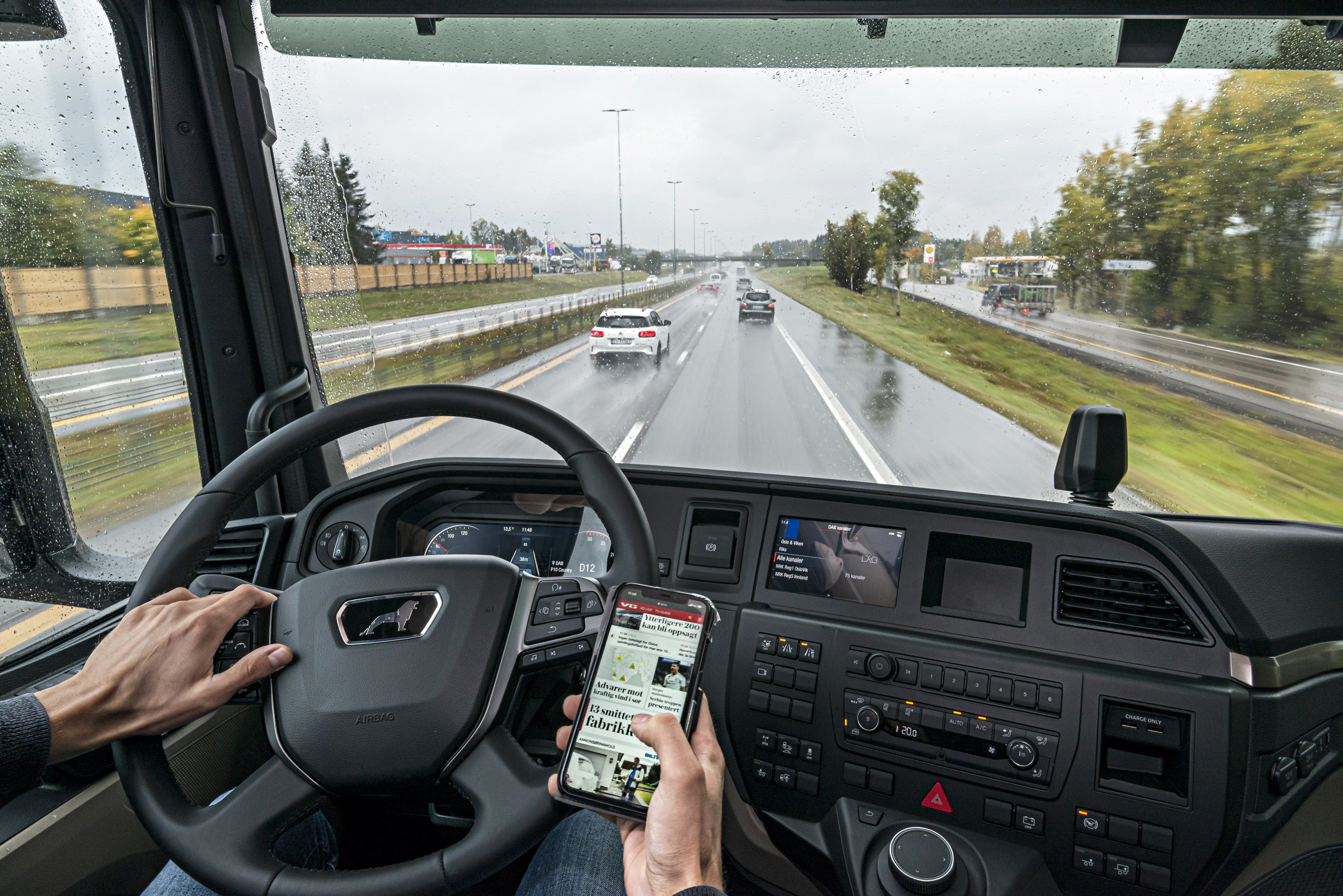 Nedgang i ulovlig mobilbruk bak rattet, men tungbilsjåførene synder mest 