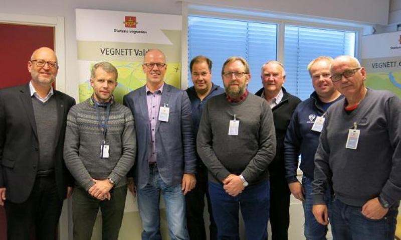 Fra venstre: Fylkesvegsjef Aridl Evensen, Asbjørn Stensrud (SVV), Mikael Fønhus (Valdres Næringsforum), Bjørn Ivar Gunhildgard (NLF), Einar Bruskerud (NLF),  Kristoffer Kvame (JVB), Sigbjørn Steinsrud (NLF) og Guttorm Tysnes (NLF).