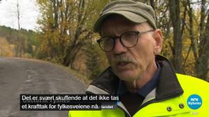 ETTERSLEP: Regionsjef, Guttorm Tysnes, påpeker at det skjer mange ulykker langs fylkesveien og at vedlikeholdsetterslepet er enormt. Foto: NRK/skjermdump