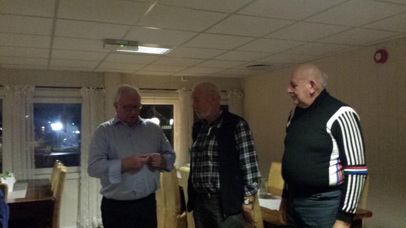 Kjell Nilsen gratulerer Arne Frivoll og Sigurd Rusdal med 10 års merket