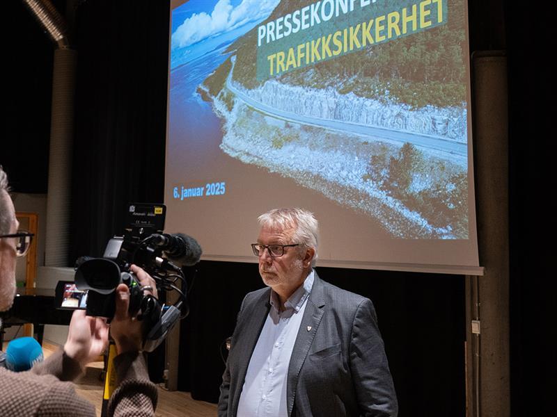 Presenterte positive tall: Leder i hovedutvalg for samferdsel Pål Sæther Eiden (H) presenterte ulykkestall og trender i trøndersk trafikk under en pressekonferansen i Verdal mandag 6. januar. (Foto: Håvard Zeiner, Trøndelag fylkeskommune)
