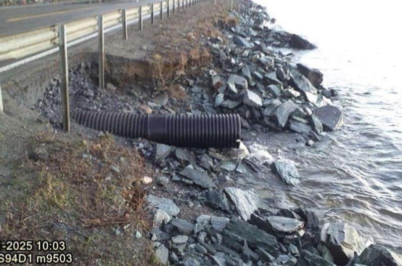 Utglidningen har vasket ut veiskråningen. Foto: Statens vegvesen.