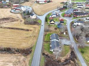 Gangvegen bygges på venstre side av fylkesvegen gjennom Stod sentrum. (Foto: Tommy Nguyen, Trøndelag fylkeskommune).