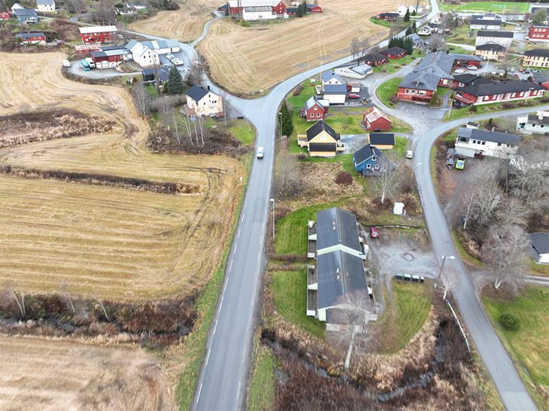 Gangvegen bygges på venstre side av fylkesvegen gjennom Stod sentrum. (Foto: Tommy Nguyen, Trøndelag fylkeskommune).