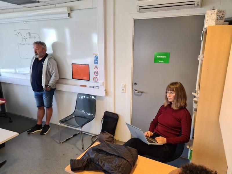 Roar Nessø orienterer om jobbsøkermodulen, mens Stine Storm Hauge tar seg av retningslinjene fra NAV