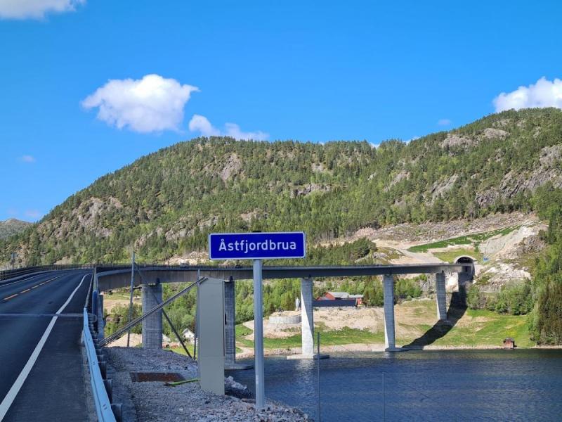 Den nybygde brua over Åstfjorden