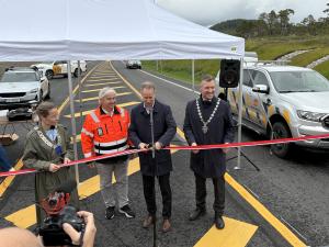 Samferdselsminister Jon-Ivar Nygård klipte onsdag snora på E39 Betna-Hestnes, flankert av Ordfører Marit Liabø Sandvik i Heim kommune, fylkesordfører Tomas Iver Hallem i Trøndelag og utbyggingsdirektør Kjell Inge Davik i Statens vegvesen