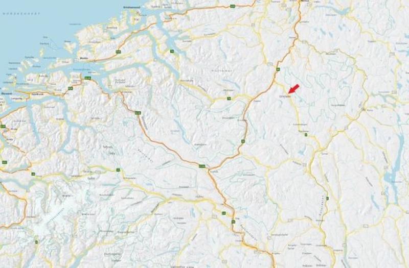 Kart som viser hvor det skal stenges (rød pil). Se vedlagt kart for mer detaljert angivelse av stengningsstrekningen Kart: Statens vegvesen. 