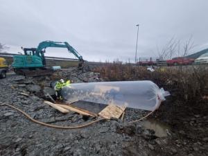Glassfiberforingen settes under trykk og toget med UV-lamper herder “pølsa” som er satt inn med et pigmentstoff som herder i ultrafiolett lys. Foto: Statens vegvesen. 