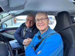 Autofilgutta Jan Erik Larssen og Tommy Rustad er sammen igjen og fronter nå sammen med Elin Marie Sveen filmene som vil gå i sosiale media om vinterdrift og vinterkjøring. Foto: Eli Ramstad/Statens vegvesen. 