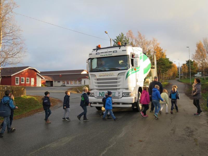 Barna ved Hauan barneskole oppfattet hvor vanskelig det er å se alt som skjer rundt lastebilen