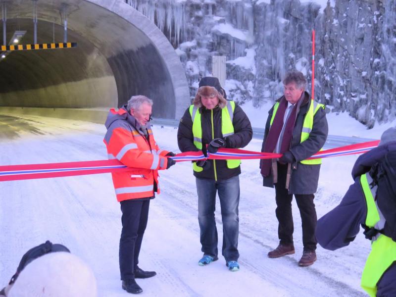 Tom Cato Karlsen - statssekretæren i samferdselsdepartementet, foresto den offisielle åpningen av nytrasèen på E6 nord for Kråkmo