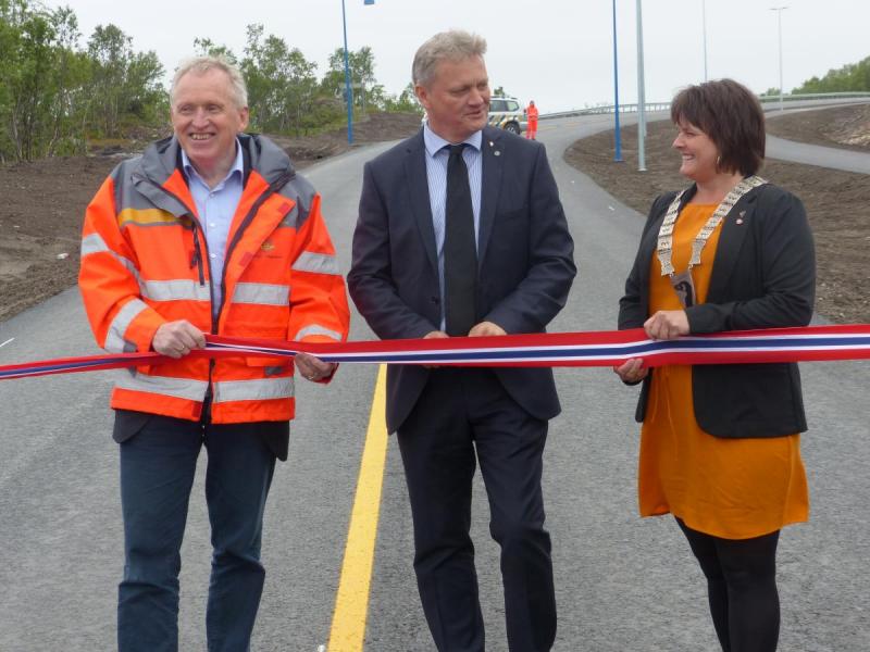 Regionveisjef Torbjørn Naimak , Fylkesråd for samferdsel og miljø Ivar B Prestbakmo og varaordfører i Skjervøy Irene Thoresen sto for åpningen.