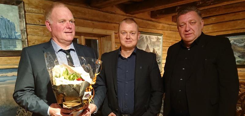 Magne Nymo ble hedret for 40 års medlemskap av NLF direktør Geir A Mo og Fylkesleder Alf Erik Eliassen 