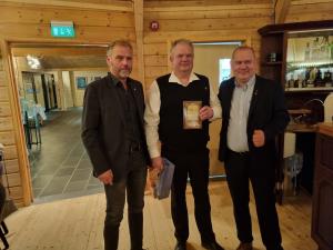 Thomassen trasport ved Sten Arne Thomassen mottok 50 års plakkett fra fylkesleder Rune Holmen og markedsdirektør Kjell Olafsrud