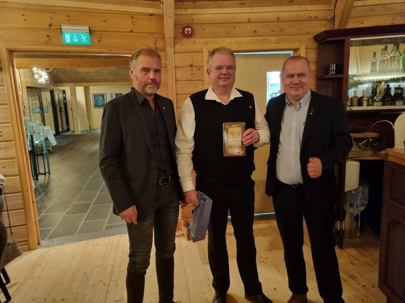 Thomassen trasport ved Sten Arne Thomassen mottok 50 års plakkett fra fylkesleder Rune Holmen og markedsdirektør Kjell Olafsrud