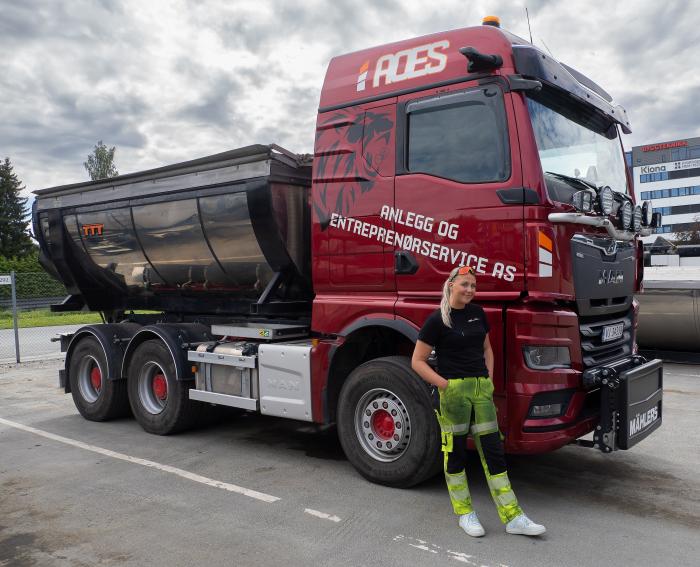 ALSIDIG: Emilies MAN asfaltbil er også rigget som brøytebil. Foto: Jan-Egil Sandstad