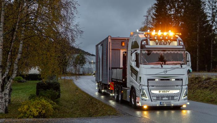 STOR LAST: På vei fra Molde til Eide med en brakke på brønntralla. Foto: Jan Egil Sandstad