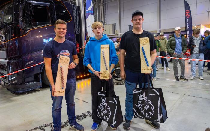 PREMIEUTDELING: Det var Hans-Petter Skarstein (t.h.) som tok førsteplassen, Esben-Nicolai Rothli Andreassen (midt) sikret andreplassen, mens Ole Grenheim kom på en respektabel tredjeplass. Foto: Elisabeth Nodland