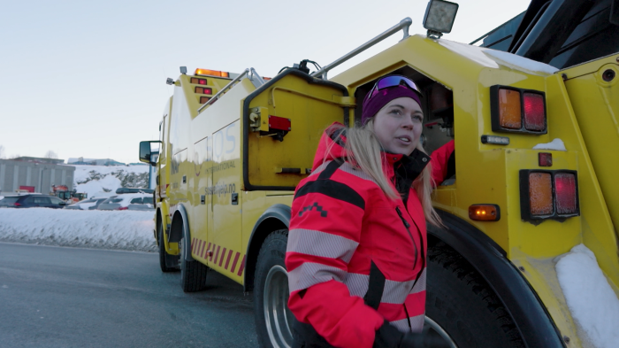 MOR OG YRKESSJÅFØR: Mange har fått øynene opp for at det å være mor kan kombineres med rollen som lastebilsjåfør. – Det kan være travelt, men jeg håper og tror at sønnen min en dag vil forstå hvor viktig jobben min er og blir stolt av det jeg gjør, sier Julianne Brox. Foto: Viaplay