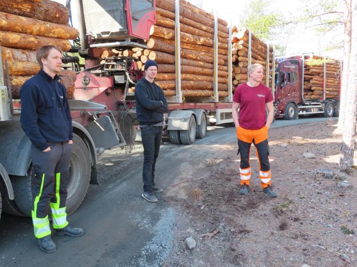 Syver er ikke den eneste unge tømmerkjøreren i området, her er han sammen med Tor Espen Koen og Thomas Undli. Foto: Guttorm Tysnes