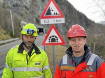Prosjektleder Jan Lima i Hæhre og byggeleder Edvin Rye markerer gjennomslag i tunnelen i Kvamskleiva. Foto: Statens vegvesen.