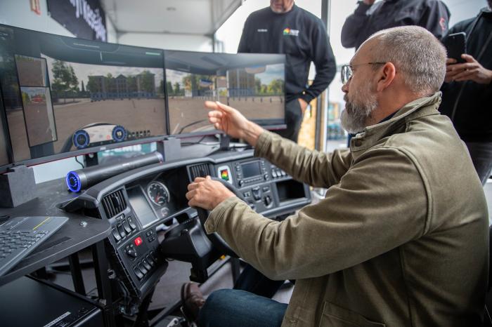 TO SIMULATORER: Markus Ekman fra Skillster AB forklarer hvordan lastebilsimulatoren fungerer. Foto: André Kjernsli