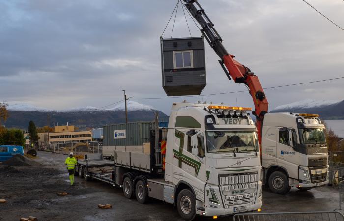 TUNGE LØFT: Lossing av brakka. Foto: Jan Egil Sandstad