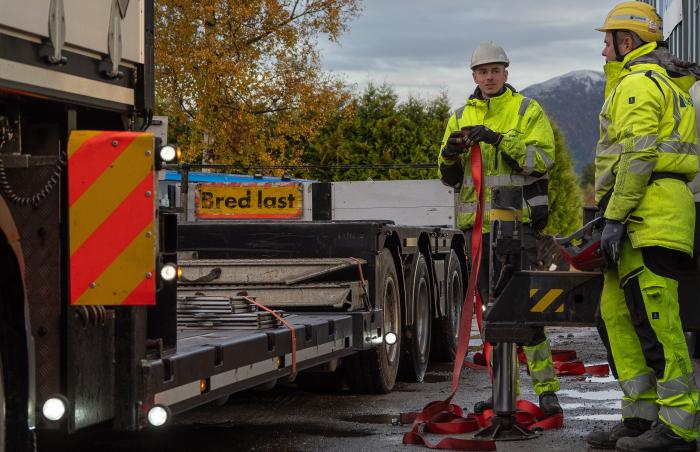 PUST I BAKKEN: Hyggelig prat med en bekjent etter lossing. Foto: Jan Egil Sandstad