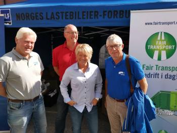 Politisk samtale med fylkesordføreren på NLF stand