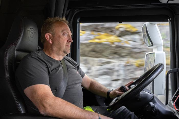 BAK RATTET: Sven Eirik Heggestad har levert drivstoff i snart 30 år. Hans terapi etter den alvorlige ulykken var å komme seg tilbake bak rattet i lastebilen. Foto: Scania