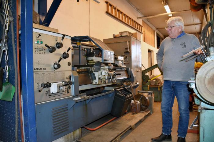 Med dreiebenk og fresemaskin kan Thorbjørn fabrikkere mange av de delene han trenger for å bygge nytt utstyr. Foto: Stein Inge Stølen