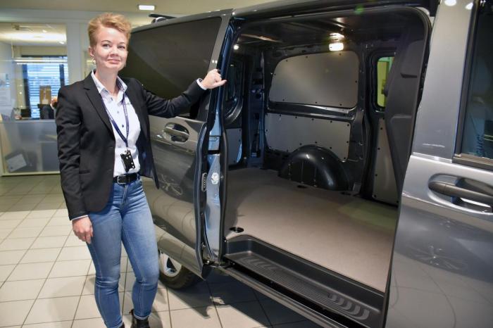 Evelina Westling kan tilby opptil 17 prosent rabatt på varebiler. Det kan utgjøre mange titalls tusen kroner. Foto: Stein Inge Stølen
