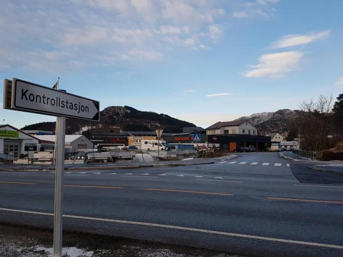 TRAFIKKFARLIG: Flere steder må tungbilene forbi skoler, innkjøringer til boligfelt og forbi gangfelt. Veien på bildet er innkjøringen til det som skal bli en av Norges mest avanserte trafikkstasjoner.